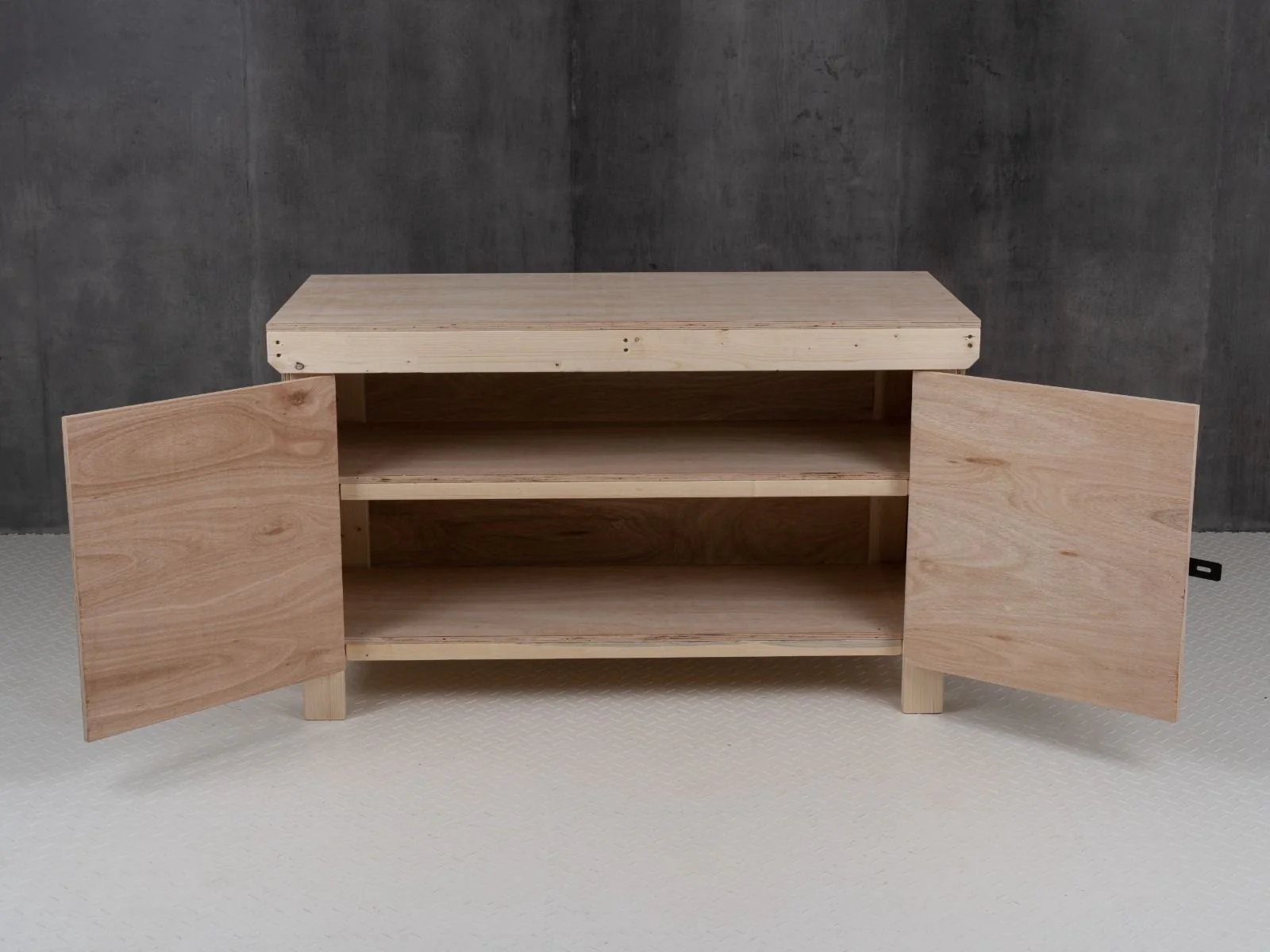 Wooden Eucalyptus hardwood top workbench with lockable cupboard (V.9) with double shelf - Image 5